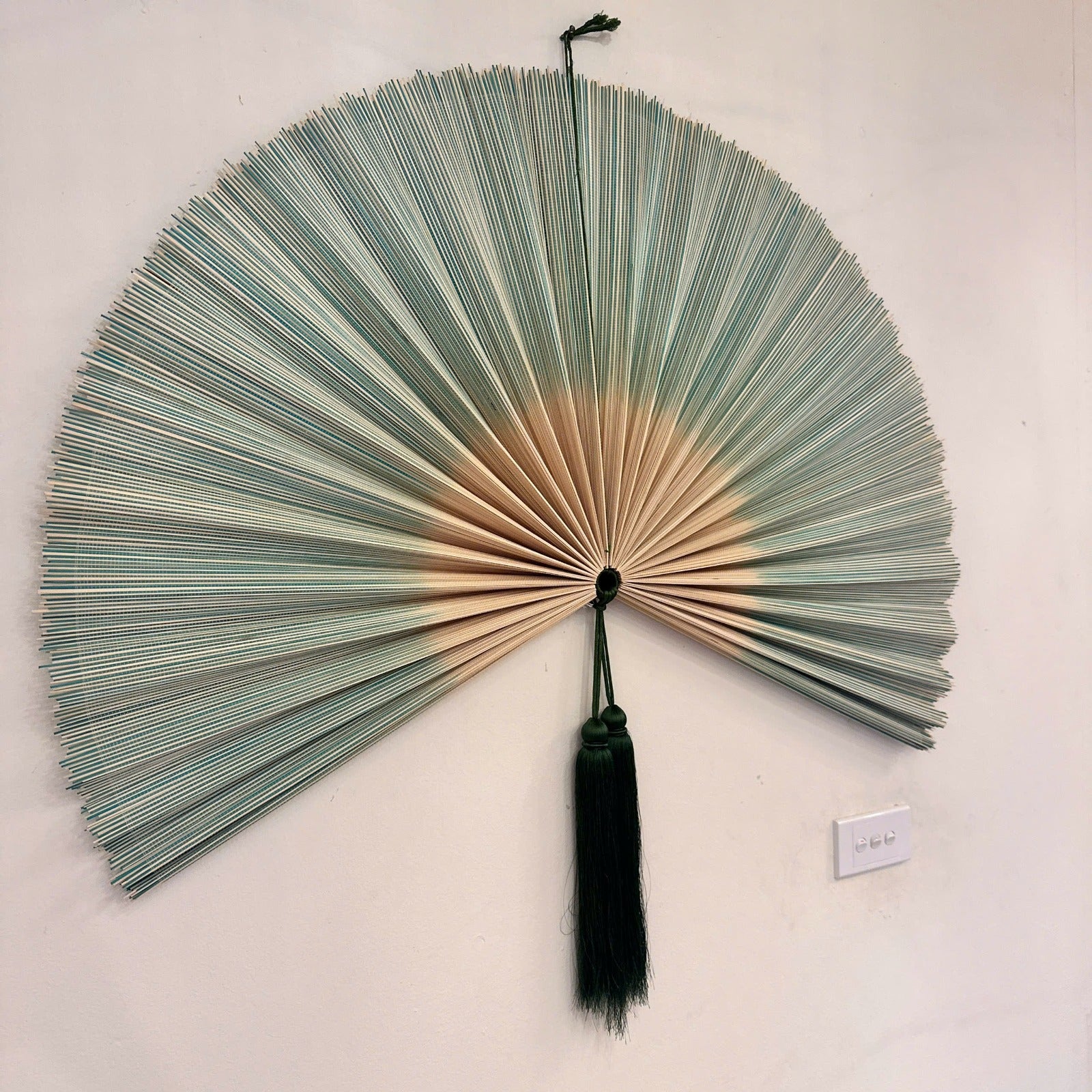 SENSU, HANDGJORD BAMBUSVÄGGFLÄKT - SVART NATURMIX