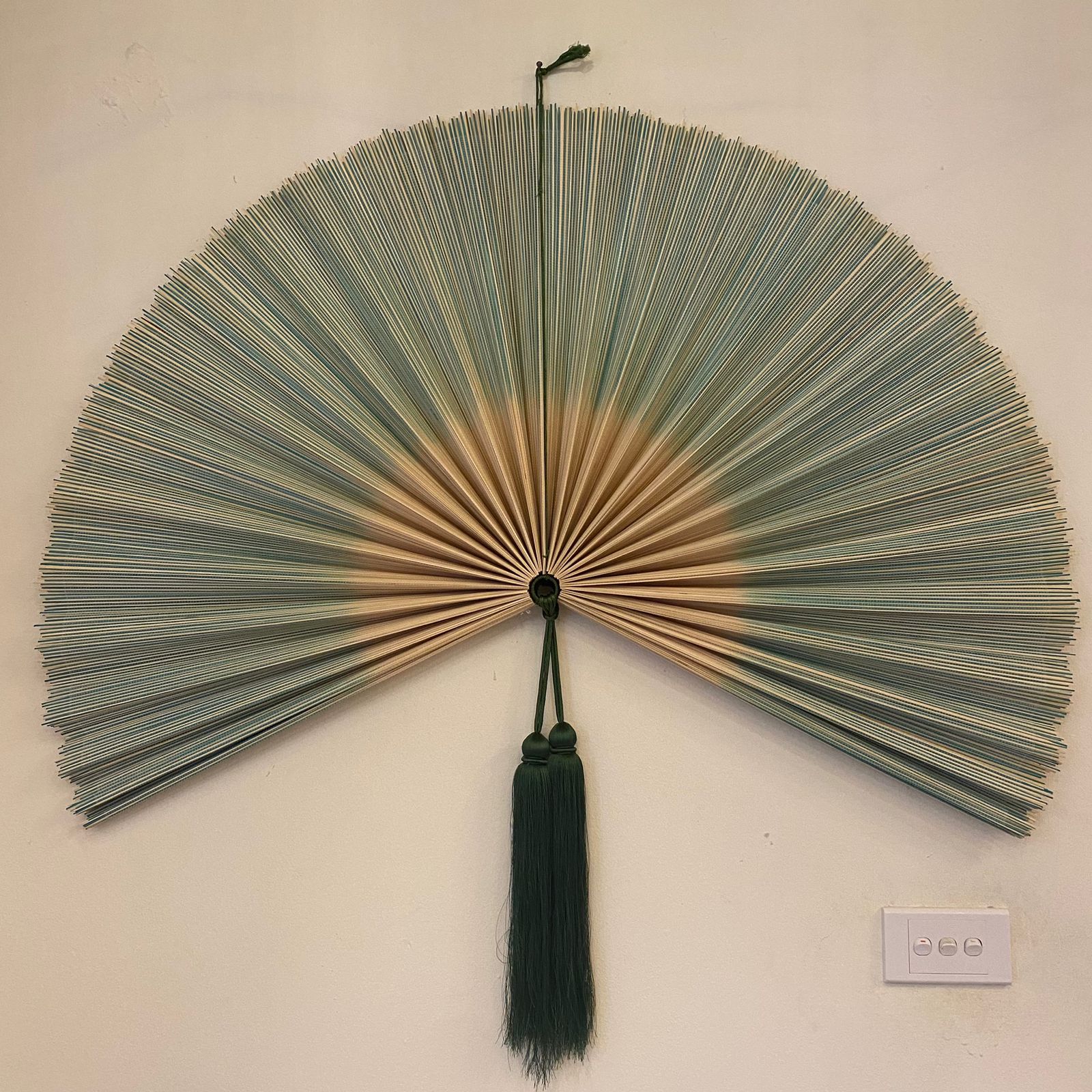 SENSU, HANDGJORD BAMBUSVÄGGFLÄKT - SVART NATURMIX