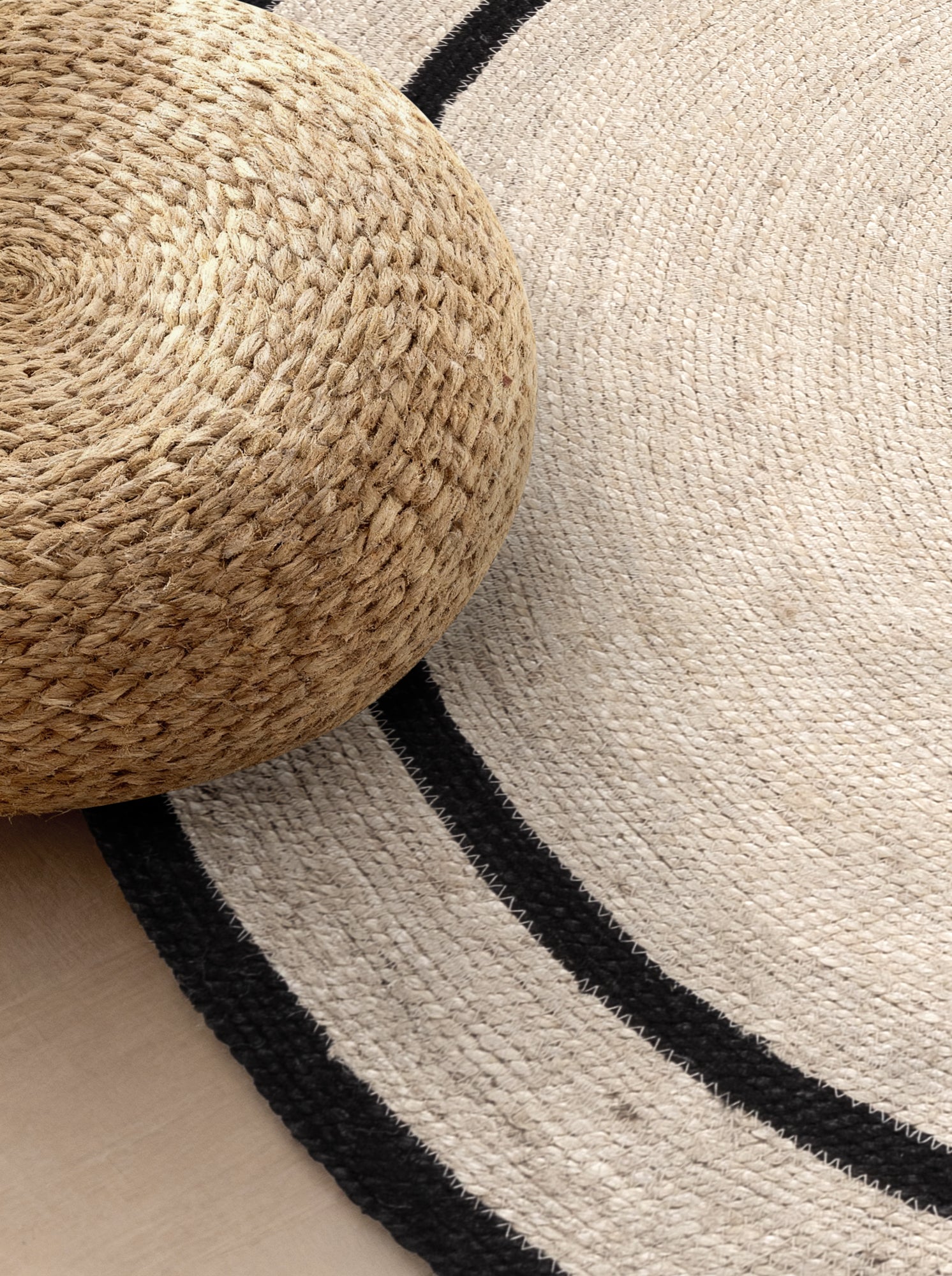 FLÄTAD JUTEMATTA LINA RUND, NATURLIG-ELFENBEN-SVART