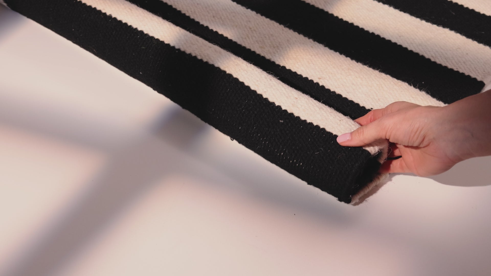 Ladda video: DONA ULLMATTA, SVART-NATURVIT 106207